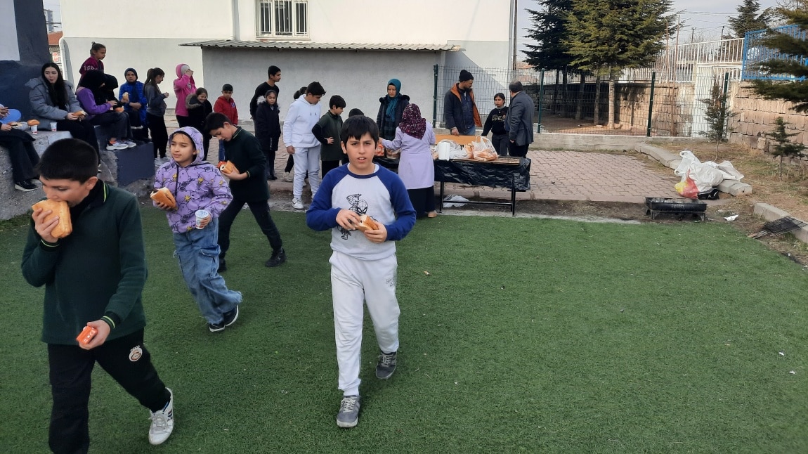 Okulumuzda birinci dönem sonu etkinlik haftasında  öğrencilerimize sucuk ekmek ikram ettik.